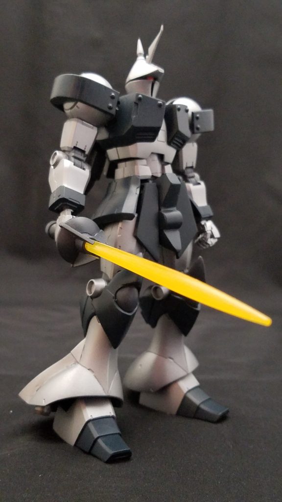 ビームサーベル装備。
REVIVE版のサーベル柄に付いていたモールドに沿ってプラ板で装飾しました。