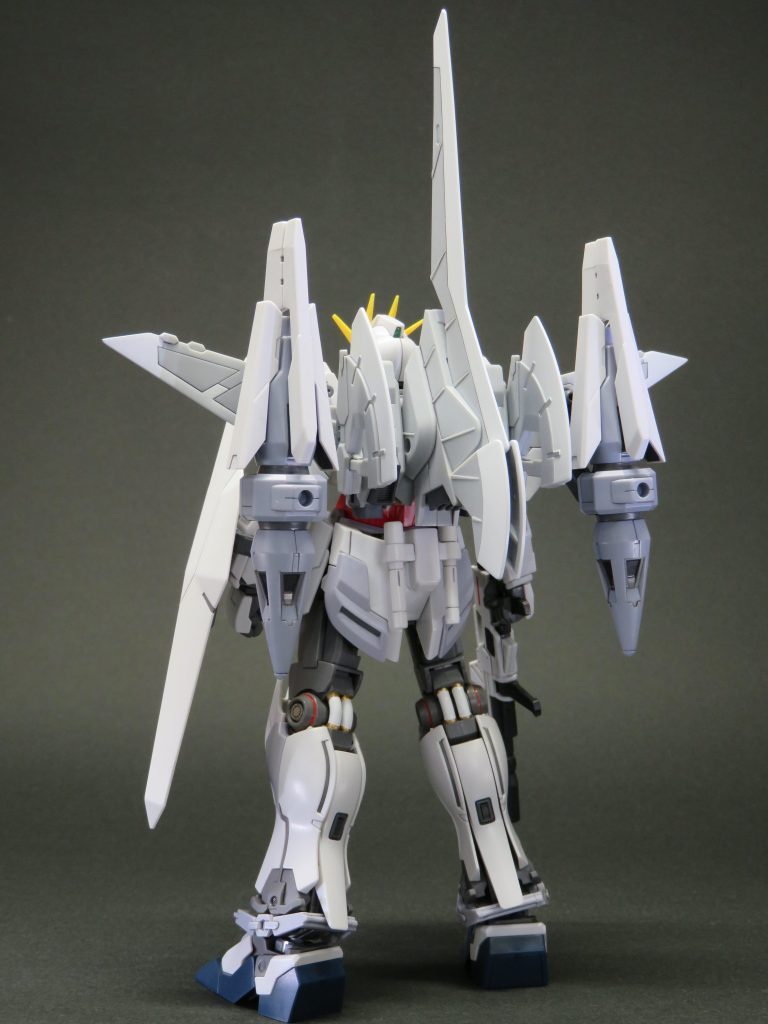 ノーザンポッドのバックパック二種を両方取り付けられるように加工しています
腰のサーベルと干渉することなく、装備したファンネルと合わせることで高い機動力を獲得。