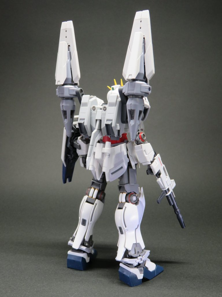 この形態ではファンネルは推進力と共にビームキャノンとしても役割を果たせます