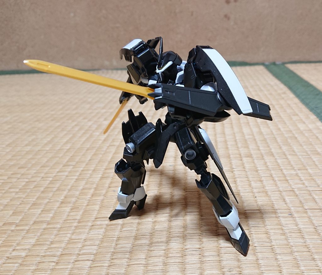 両腕部のシールドにマウントされているヴァルキュリア・ブレード。グリムゲルデのそのままです。