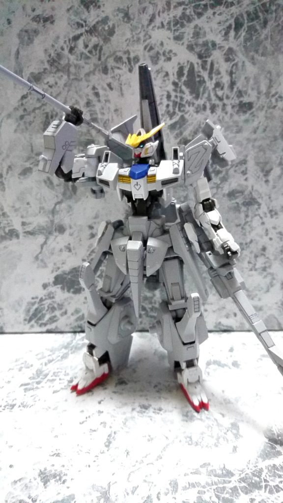 鋼丸とバルバトスには共通点が…
それは、どちらも破壊されたという事
鋼丸はコミックワールドで大破
バルバトス(ルプスレクス)はアニメ本編で半壊
それに気付いてミキシングしました!
鋼丸⇔バルバトス
SD⇔リアル
鋼丸の性格⇔三日月の性格
真逆と言ってもいい程の違いが、
この機体のポイントです
2つの心を持った機体 それが
鉄機武者 バルバトス鋼だ!!