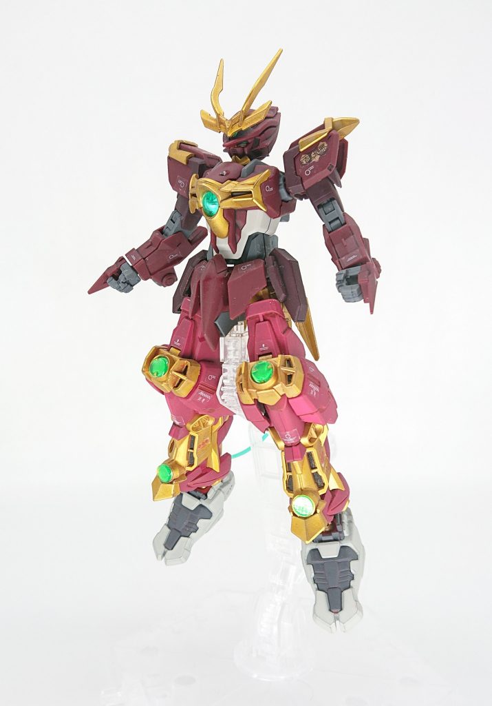 【前】
~自分勝手な妄想設定(^^;)~
GMGMの逆襲と呼ばれたガンプラマフィアとのガンプラバトルに見事勝利したニルスとその仲間達。
セイ達のガンプラバトルを改めて目の当たりにしたニルスは、「また彼らとガンプラバトルがしたい」と思ったが、今はプラフスキー粒子の研究をすることの方が優先と自分の感情を抑えていた。
そんな時、ヤジマ・キャロラインから「素直になりなさいっ!」と言われ、その気になったニルスが、いつか挑むガンプラバトルのために、忍者に侍の魂を込め改修した機体「戦国忍パルス頑駄無」を製作したのだった。