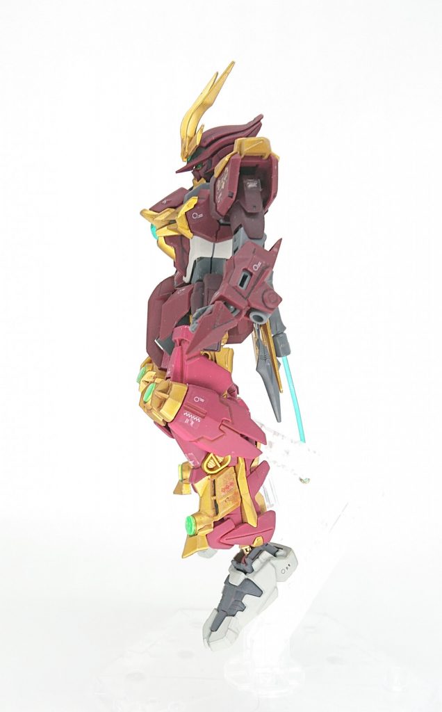 【横】
頭部は忍パルスだが、角部は戦国アストレイを使用したため、忍パルスの複眼であるモノアイ部分が明らかになっている。