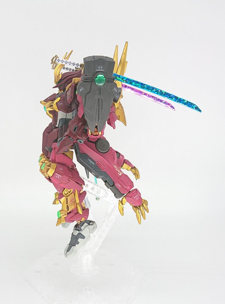 【横】(明王パック装備)
明王パックに装備された戦国アストレイのカタナ「菊一文字」と「虎鉄」をプラフスキー粒子を纏えるよう改修。
プラフスキー粒子を纏ったカタナは赤と青に発光。
100均で買ったホログラムシールの上から油性ペンで色を塗ってみました。