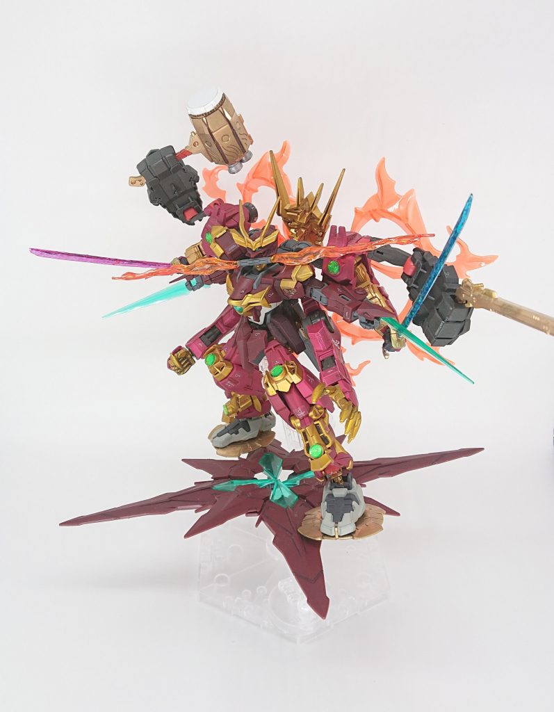 【ポーズ4】フライトシステム
忍パルスの武装である大型手裏剣「天空十字剣」をフライトシステムとして運用。
足の裏に装備した祭ウェポンの「水蜘蛛」の性能でホバー状態で乗ることができる。