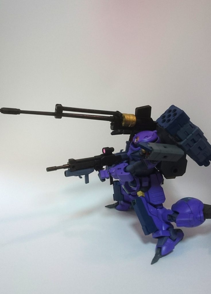 コンテナ左側に連装ロケットランチャー