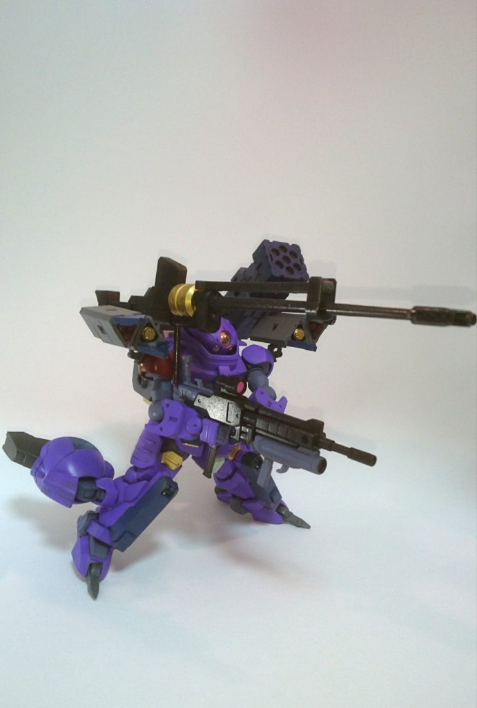 コンテナ右側にアンチマテリアルライフルを装備