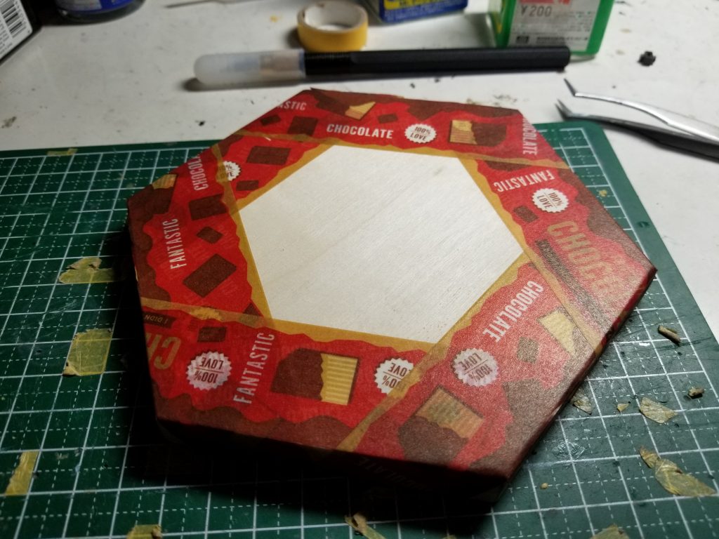 台座は百均のプランター用の受け皿とマスキングテープで作りました(。-∀-)