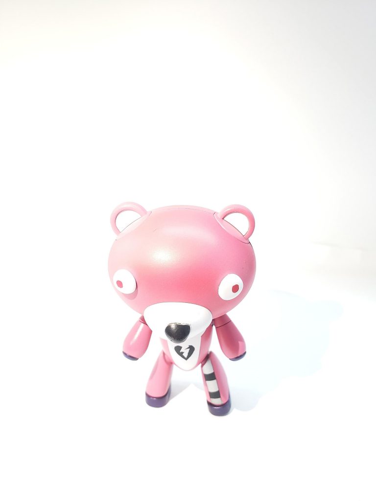 目と鼻と口元はパテで自作