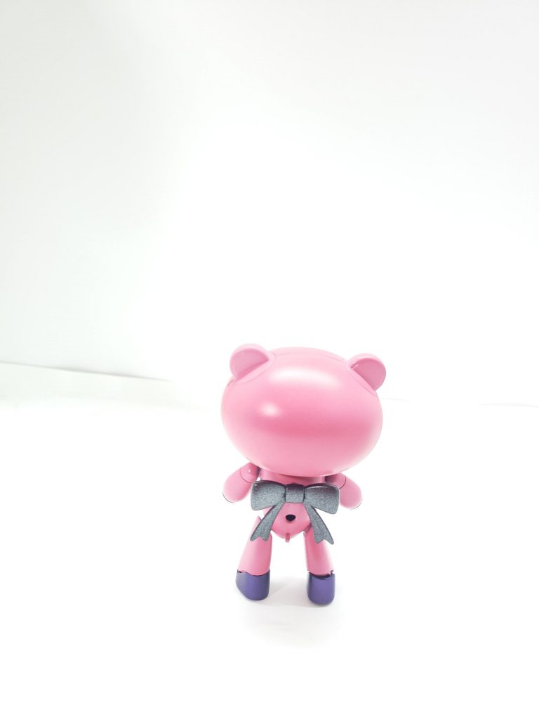 背中のリボンもゲームと同様の黒系のメタリックで。