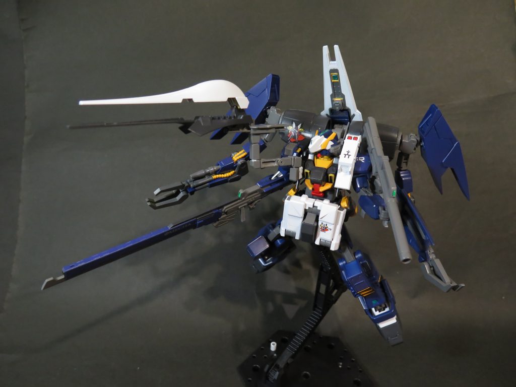 両肩ラッチに装備可能なウィンチキャノンと連装型のミサイルポッド・チャフ散布複合ユニットがオプションとして用意されている.
ウィンチキャノンはギャプランTR-5のウィンチシールドを発展させたもので,基部より射出して有線操作することでインコム的な遠隔射撃も可能.また,専用の可動フレームで機体に接続されているため,フリーハンドで射撃する事ができる.