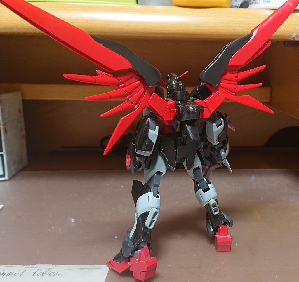 後ろ姿です。背中の装備をオミットすることでウイングの稼働範囲が広がりました。