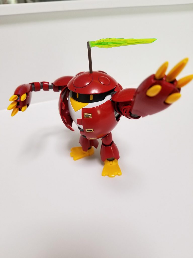 可動範囲は意外と腕がぐにぐに動きます。
設定では2つしか付いていない腕関節ですがパーツが余るのが何となく嫌だったので全て使って3関節にしました。