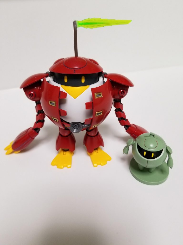 最後はプチカプルとのツーショット。
おちびちゃんは目のシールとブラウンで墨入れしたのみです。
ミキシングと呼ぶには程遠いですが組むだけでもとても可愛いのでオススメです。
これからのガンプラはカッコいいではなく可愛いが主流になってくるのでしょうかね。
以上、モモカプルの紹介でした。