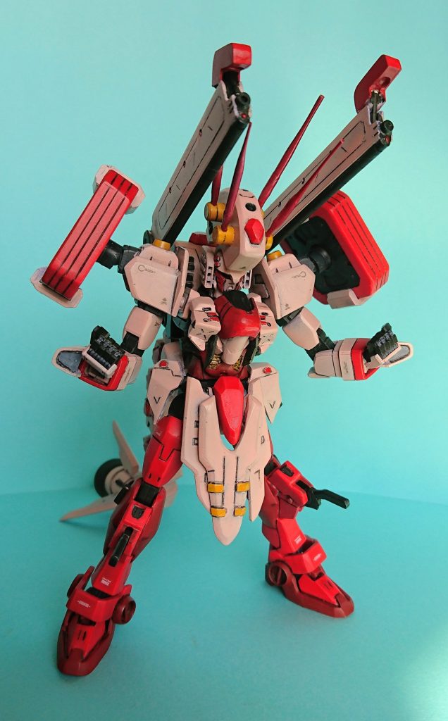 その他の武装として、頭部に四連のビームアンテナ兼ビームバルカン。頭頂部に二連ビームライフル。バックパックにスラスターバインダーと一体化したビームキャノン×2。