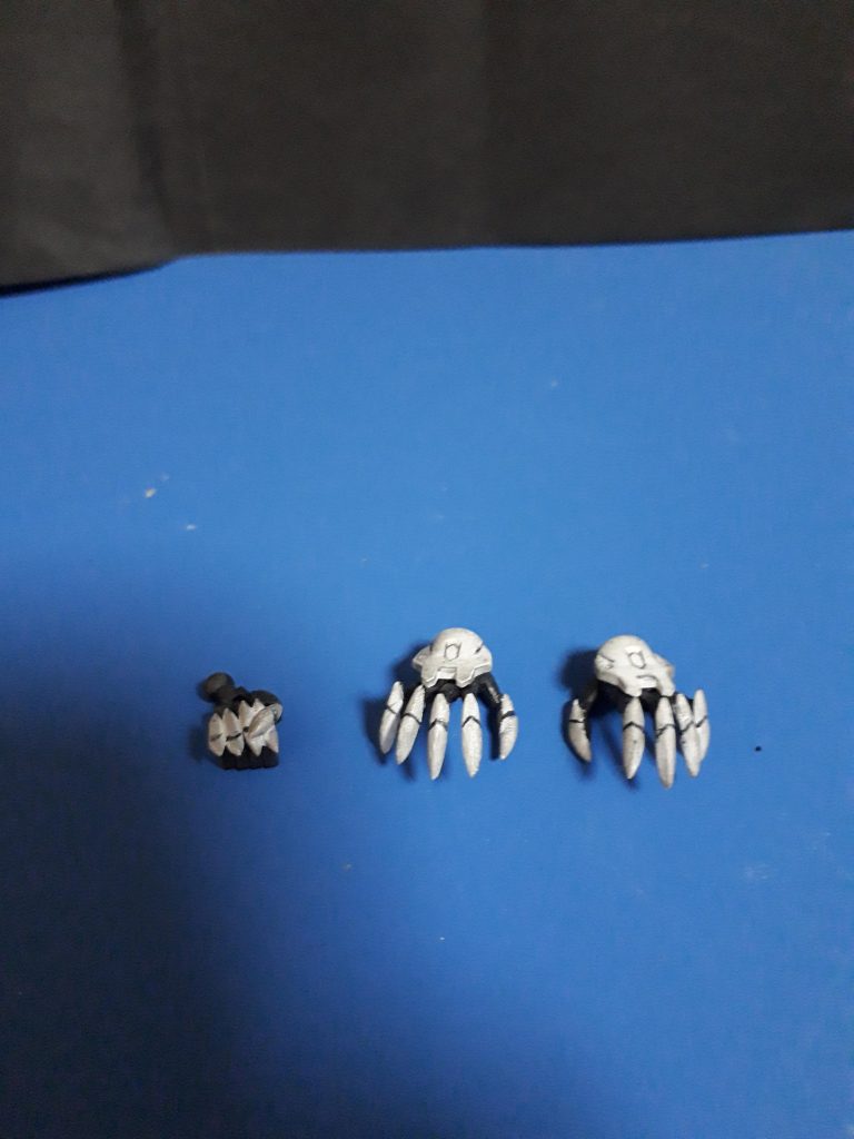 爪はプラ棒を削って作りました。作る途中で何回も紛失して大変だった😞💦