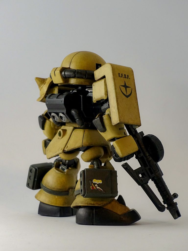 バックパックや動力パイプ、武器類は黒鉄色をメインに。