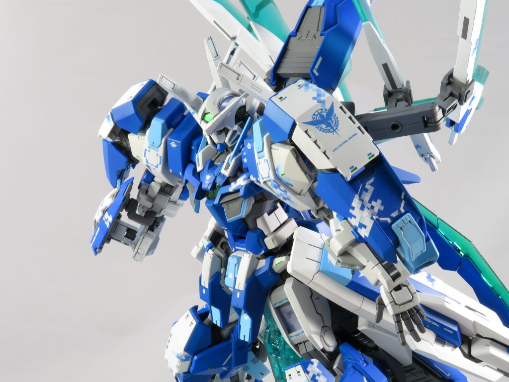 雪崩の名に因んで寒色系の青と白の2パターンで塗装、
吹雪をイメージしてピクセル迷彩のデカールを貼りました。
ソードビットの緑が良い差し色になったと思います。