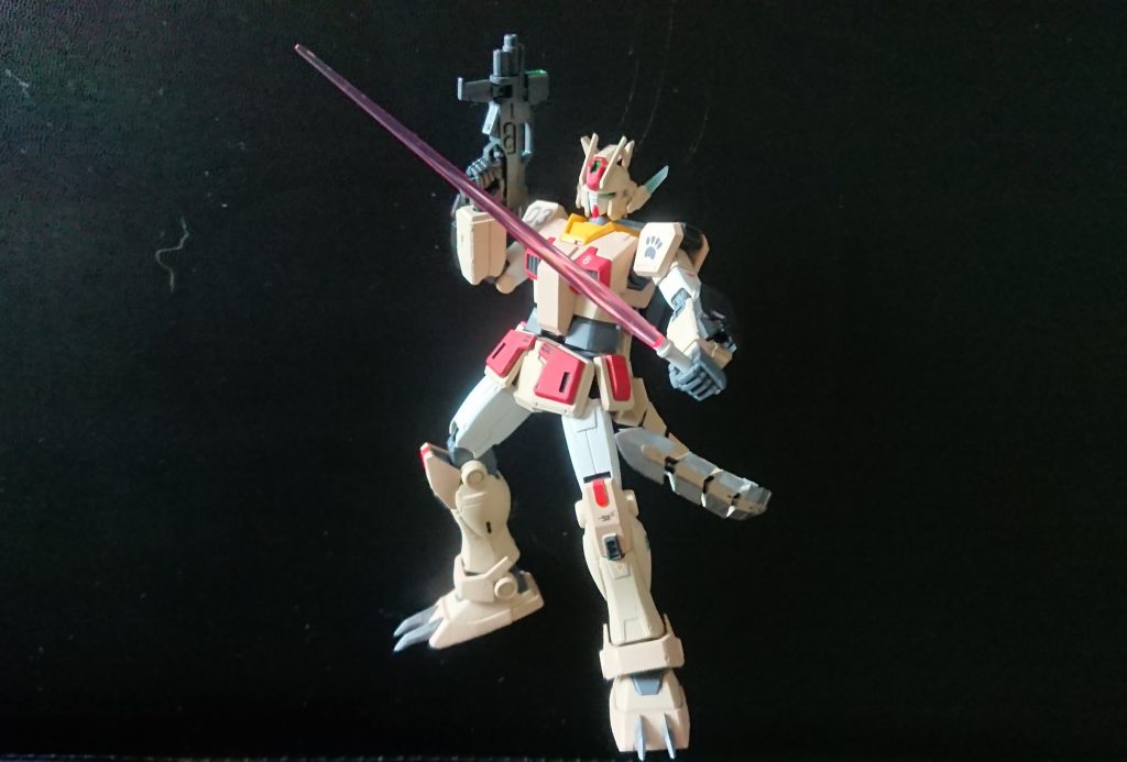 一応手持ち武器もありますが、得意な戦闘スタイルは本能の赴くままのインファイト。爪と尻尾を駆使した斬撃で蹴散らします。手持ちの射撃は苦手なので尻尾ビーム頼り。