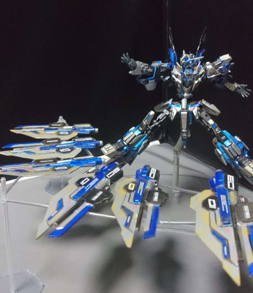 武器2 強化型GNソードファング
リボーンズガンダムの大型フィンファングに大剣を足した遠距離武器で、空いている隙間からビームを撃つことができます!
今回の改造で最も力をいれた部分です(  ̄▽ ̄)
ちなみに使っているのはリボーンズのファングとプラ板とプラ棒のみです。