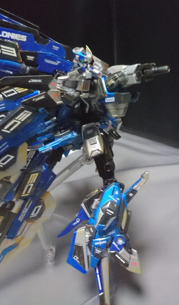 武器1 ビームライフル
両腕に隠しているライフルです!メイン武器が両手持ちの長剣のためリボーンズガンダムのギミックを使い、腕から射撃する形を取りました。