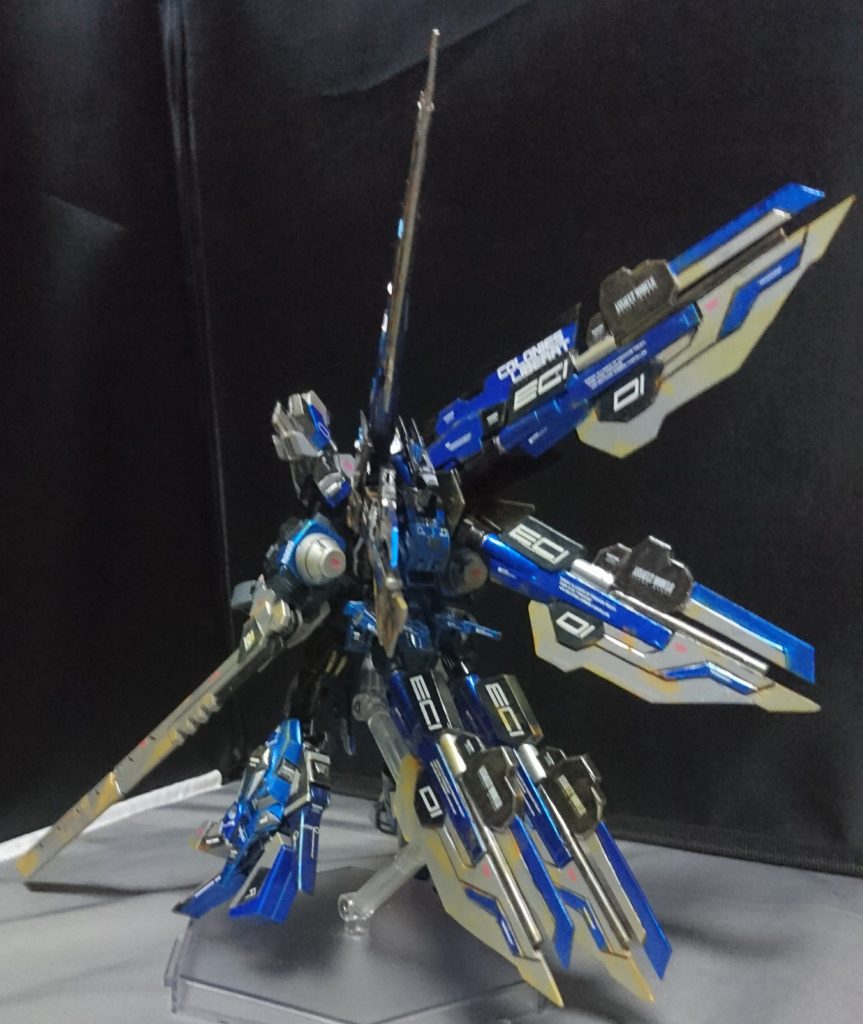 後ろ姿です!
今回は接近戦と射撃戦をそれぞれ特化させたコンセプトで作ってみました(。・ω・。)ゞ
ガンダムタイプが接近戦に特化しています!
次は武装紹介です( ・∇・)