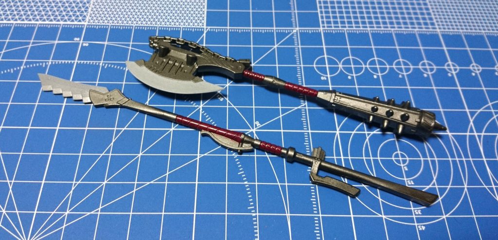 斧金棒と十手薙刀はガンメタリックで基本塗装。柄はシャアレッド、刃はシルバー→ホワイトです。