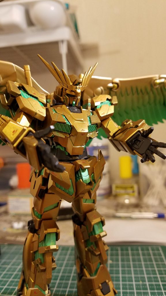 サイコフレームは下地にEX黒→EX銀→クリアーイエローグリーンで塗りました
ちなみに本体はパールゴールドです。
とても綺麗な金色ですね♪