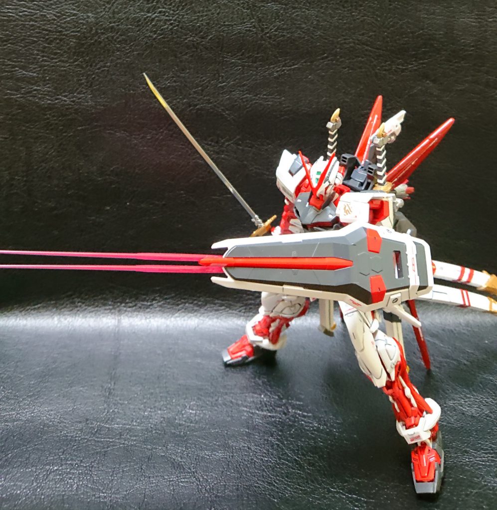 シールドの裏側を加工してシナンジュのようにシールドも武器として使えるようにしました
完全接近戦機体ですw