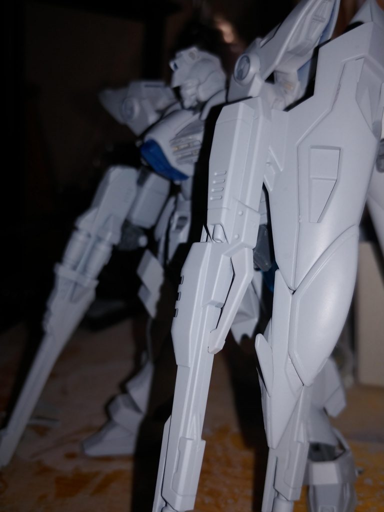 武装は(今は付いていないけど)頭部アンテナとシールドに搭載されたバルカン
ビームライフルがシールドに2丁、手元に1丁の計3丁

そして機体各部のクリアブルーはセンサーとなっている