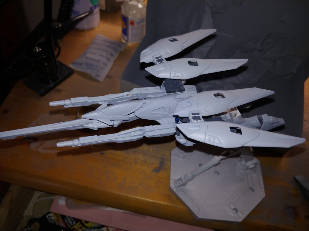 飛行形態
索敵時はこの形態で行う
両肩のセンサーは停止し、シールド先端がセンサーの役割を果たす