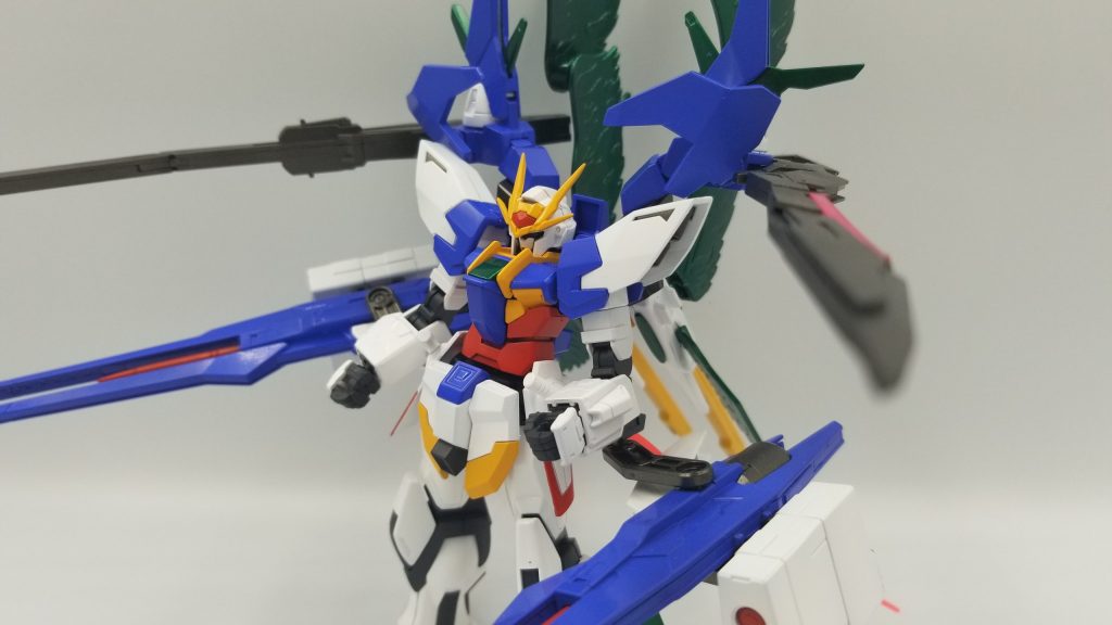 この形態では余剰エネルギーが溜まりオーバーヒートしてしまう為、光の翼の他にも各部ビーム剣からは常にビームの刃が形成される。