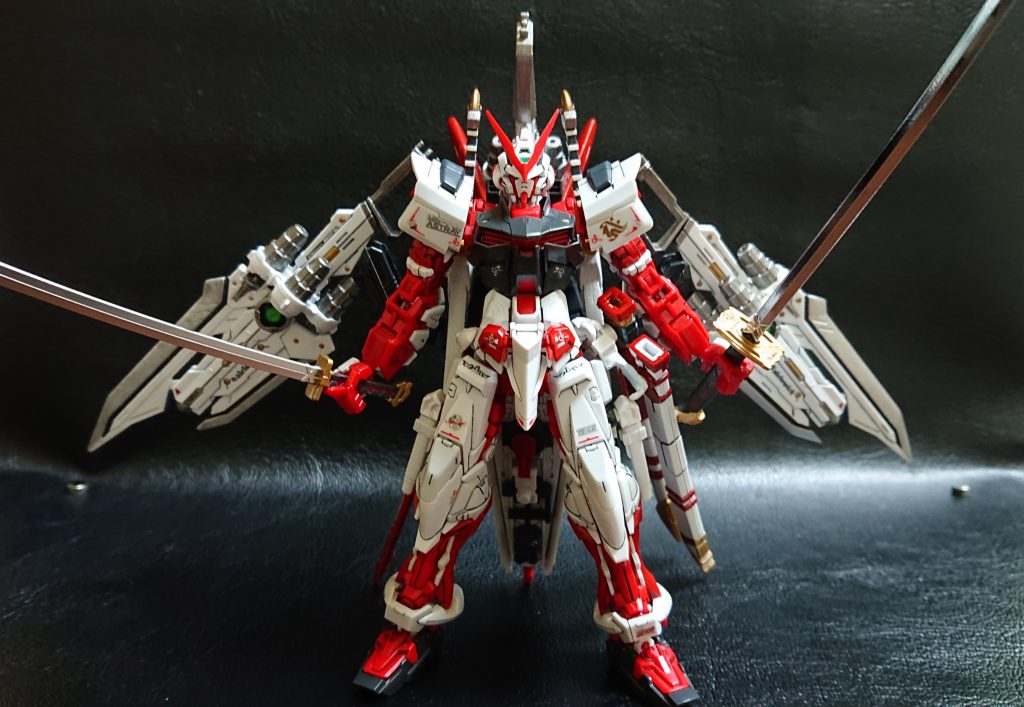 写真写りが悪いので見にくいかと思いますが腰と一部をカラー違いしています
基本的にはレッドフレームを改造していないのでネーミングはそのままです
撮影の為ジョイントパーツを外して撮影してる場面があります