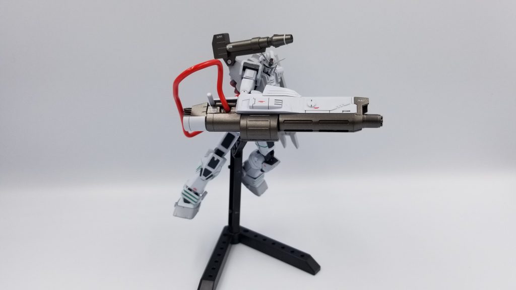 右腕のキャノンは一部改造。
サーベルラックを内蔵し、コードを伸ばして元々のサーベルラック部分に接続できるようになっています。