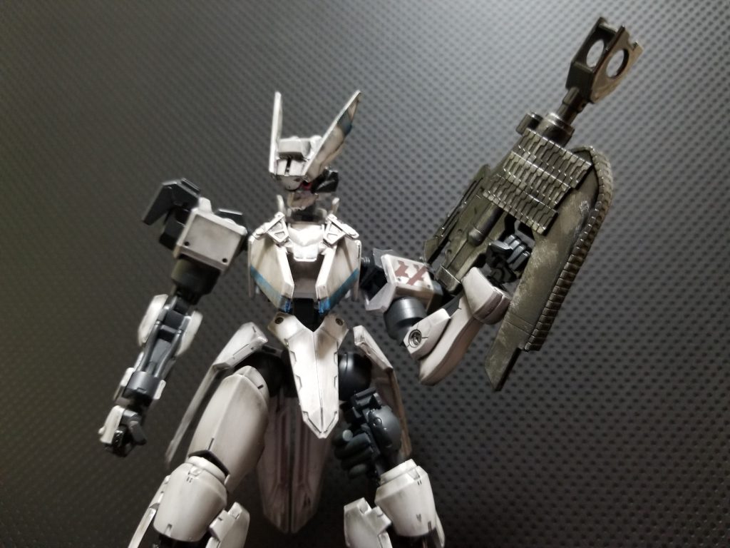 爆破槍 アンチアーマー。
魔導砲と似た作りではあるが、弾ではなく小型の槍を射出するため、槍として分類された。
火のルーンが施された槍を射出、その後ルーンによって槍自体がさらに加速し、超スピードで対象を撃ち抜く。
しかしそう上手くいくはずもなく、「ありえないくらい重い」「3発しか搭載できない」「槍が高価すぎて軽々と使えない」「発射の反動で機体が横転してしまう」という問題を残してしまった。威力だけは高いので、操兵戦での使用も可能ではある。