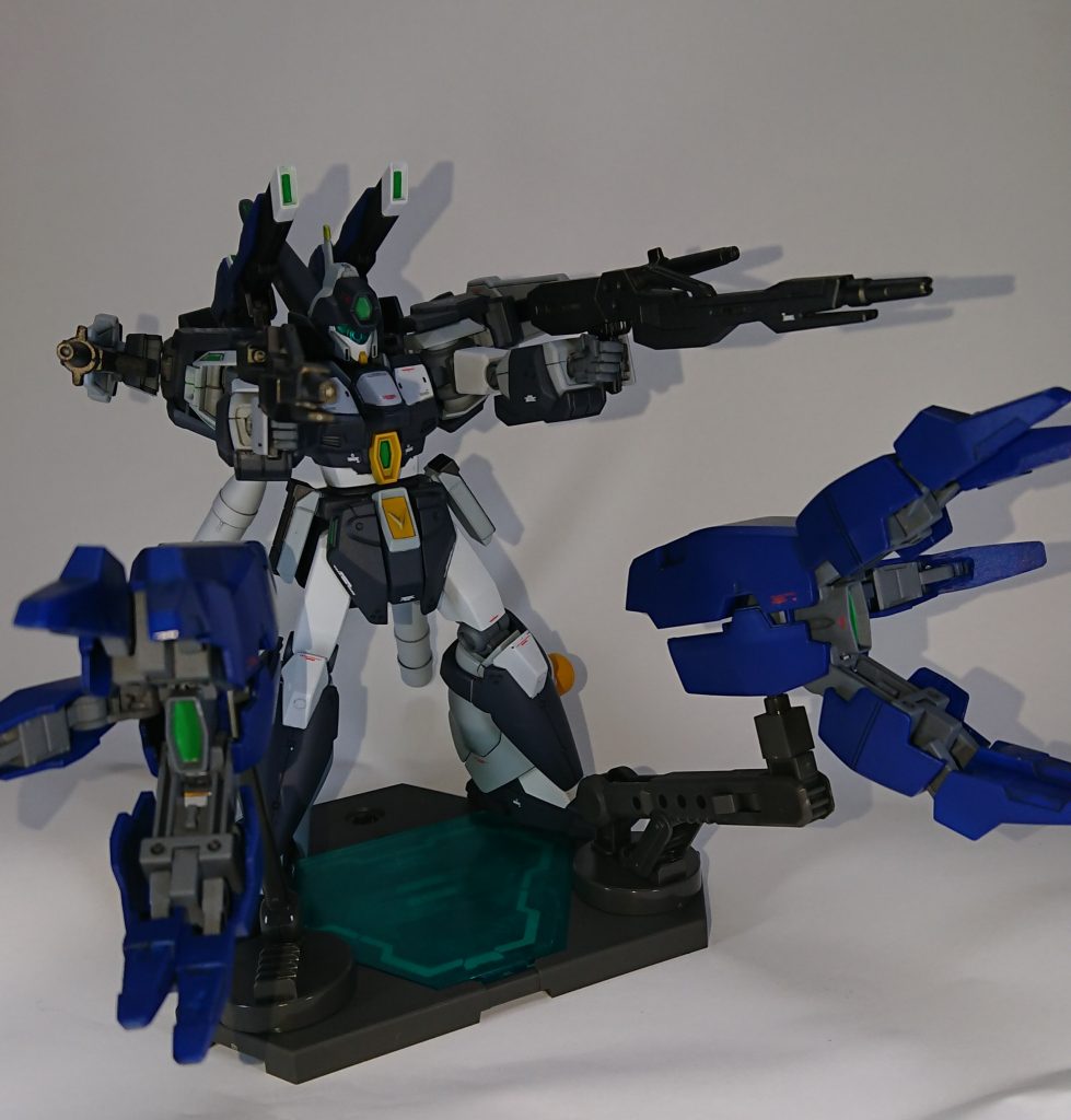 これだけ火器があればやってみたいのは一斉射撃ですよね。GNクローを展開して放つ『GNビッグキャノン』とツインバスターライフルの野太い火線で多方面を一度に薙ぎ払う戦法も可能。