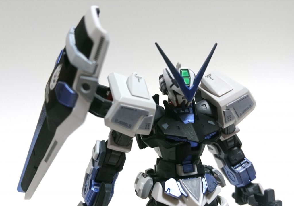 [肩アーマー改造]
面出し、プラ板でディテールアップしました。アーマー上部にはストライクフリーダムの肩パーツの一部を移植。