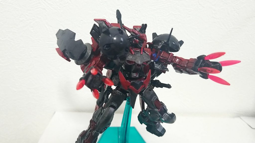 手首にも同じ兵装を取り入れており、殴り合いも可能