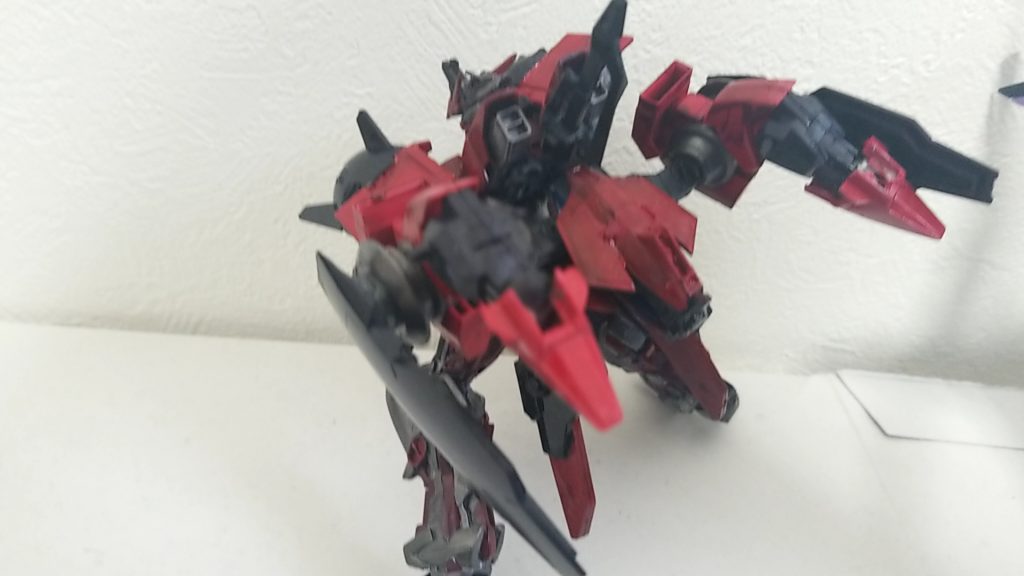 背面のバックウェポンシステム
武器としての機能は無く機動力強化、軌道修正、方向転換等の機能を備えている