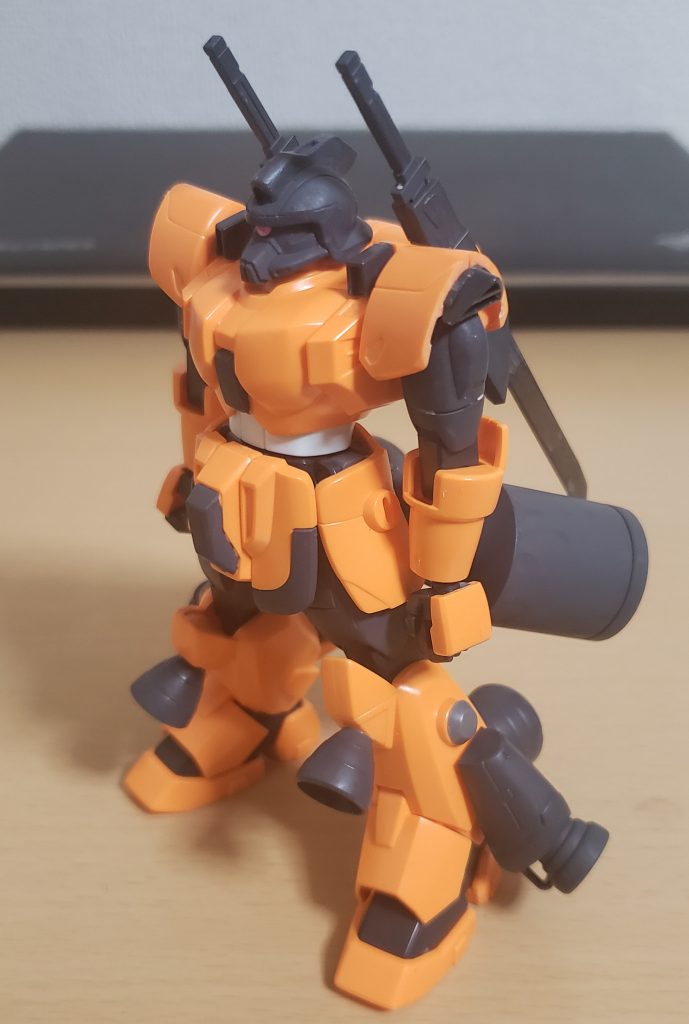 犬顔がカッコいいので、きわだたせるためにトサカを落としてバイザーも削りました。ついでに肩も落としました。