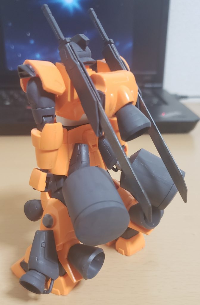 コーディネートされた方でないと乗こなせないであろうと思われる過剰なバーニアと増槽。武装は刀だけです。