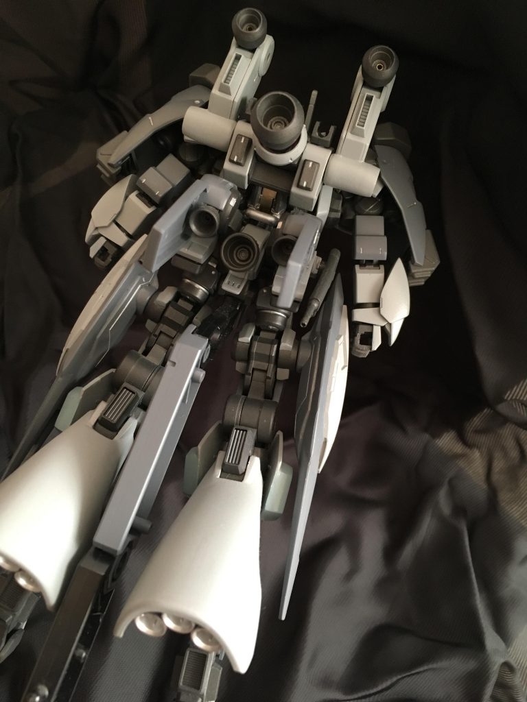 まずは背面。バーニアは一部、中心に真鍮線を通してます。バーニアの数を数えたら、前面も合わせると総数で24ありました。多い、速そう、重たそう。