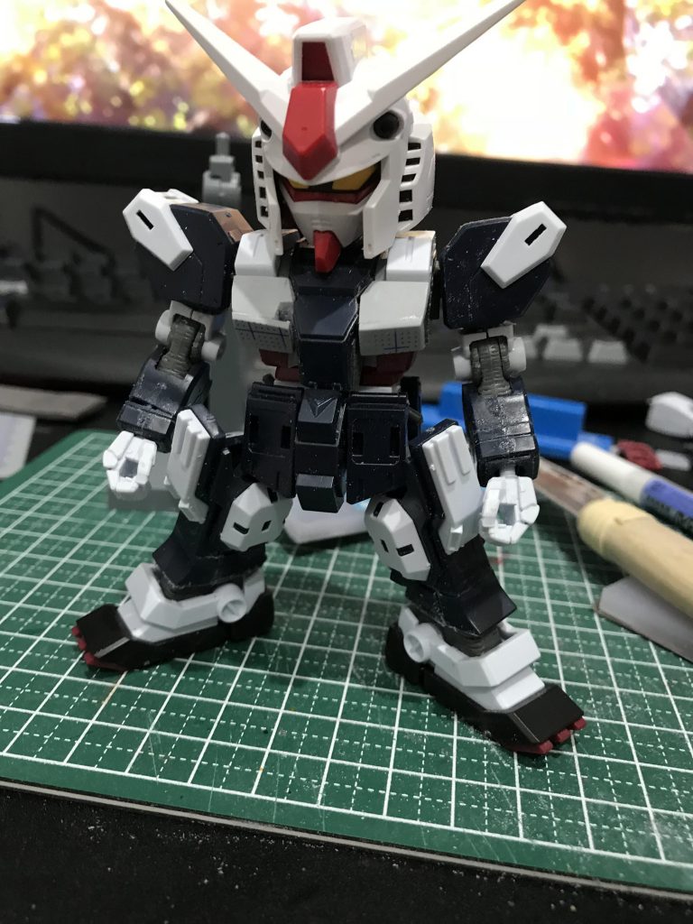 頭部はSDCSのガンダムを使用しました。
SDとHGのミキシングで、特に問題になるのは胴体が1/144では小さいこと
MGだと大きすぎるので、HGを幅増しすることにしました。
胴体を三分割し、左右で2mmずつ幅増し。
さらに前方1mmプラバンにてバスト部分を厚くしました。
おなかの赤い部分も短縮・幅増しを行い腰の接続軸を2mmほど短くしました。
腕は前腕・上腕でそれぞれで短縮
脚部はひざ下はそのまま使い、足首を切断し短縮を行っております。