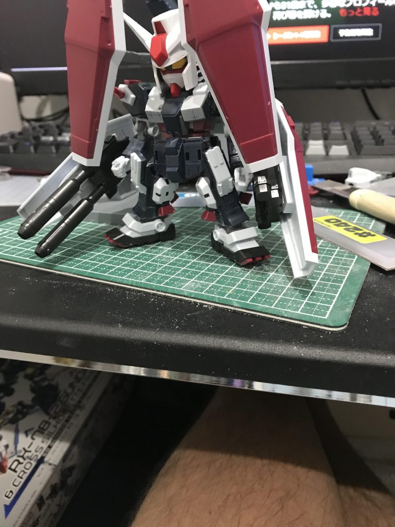 バックパックと武器類を取付てバランスチェック
右腕のビームライフルが、腕の短縮を行っているため前方に出すぎている
盾の位置が両腕とも前すぎるので後ろに移動予定