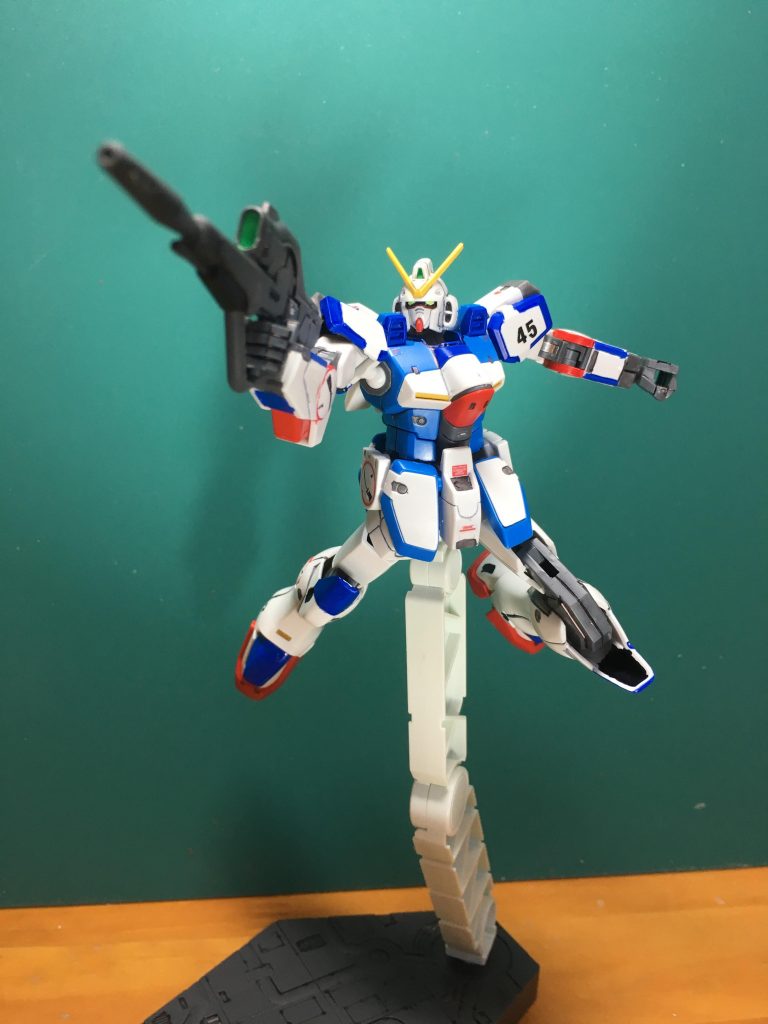 　今回合わせ目を消したのはライフルのみ。乾燥時間も考慮して最初に組んで流し込みセメントで接着。クリップで圧着しておいたら銃身部分が変に凹んでしまいました。