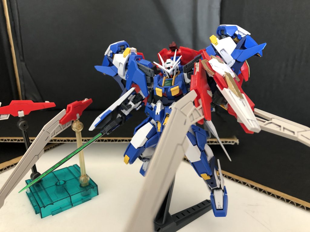 スバルストライザー最大の強みとして、背面の4枚のウイングは「GNウイングビット」として使うことができます。
これはAGE-FXのCファンネルをイメージしてもらうと伝わりやすいと思います。
単体で飛ばしたり、シールドと合体して、シールドスマッシャー、バスターシールドにしたりと、万能です。