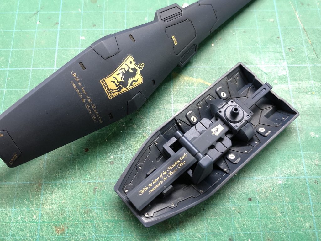 剣に文字と紋章がエモい。