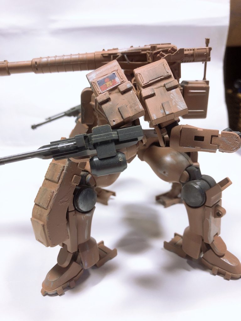左
ウェザリングはウェザリングマスターの砂漠とスス、銀色のガンダムマーカーを塗りティッシュで拭き取り塗装の剥げを表現してます