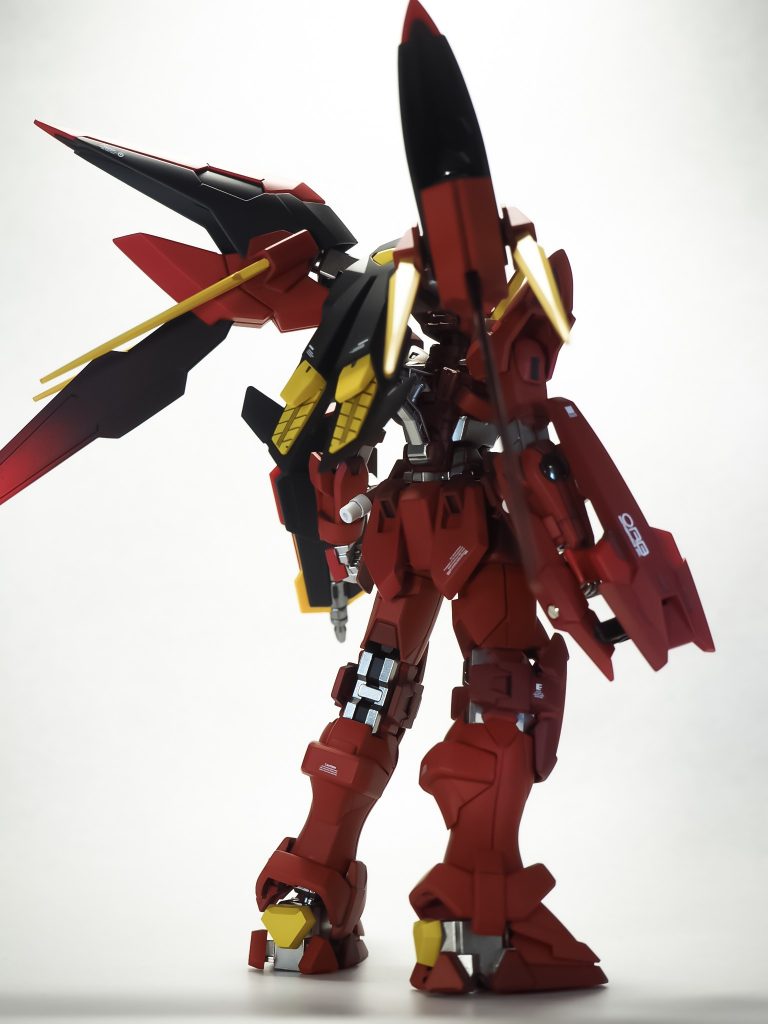 バックパックは、天ミナのバックパックにバトルアームアームズを使用し、ダークマターブースターを取り付けてみました。
ウイング部はつや消しにしてあるので分かりにくいですが、キャンディレッドとクリアバイオレットでグラデーション塗装にしています。