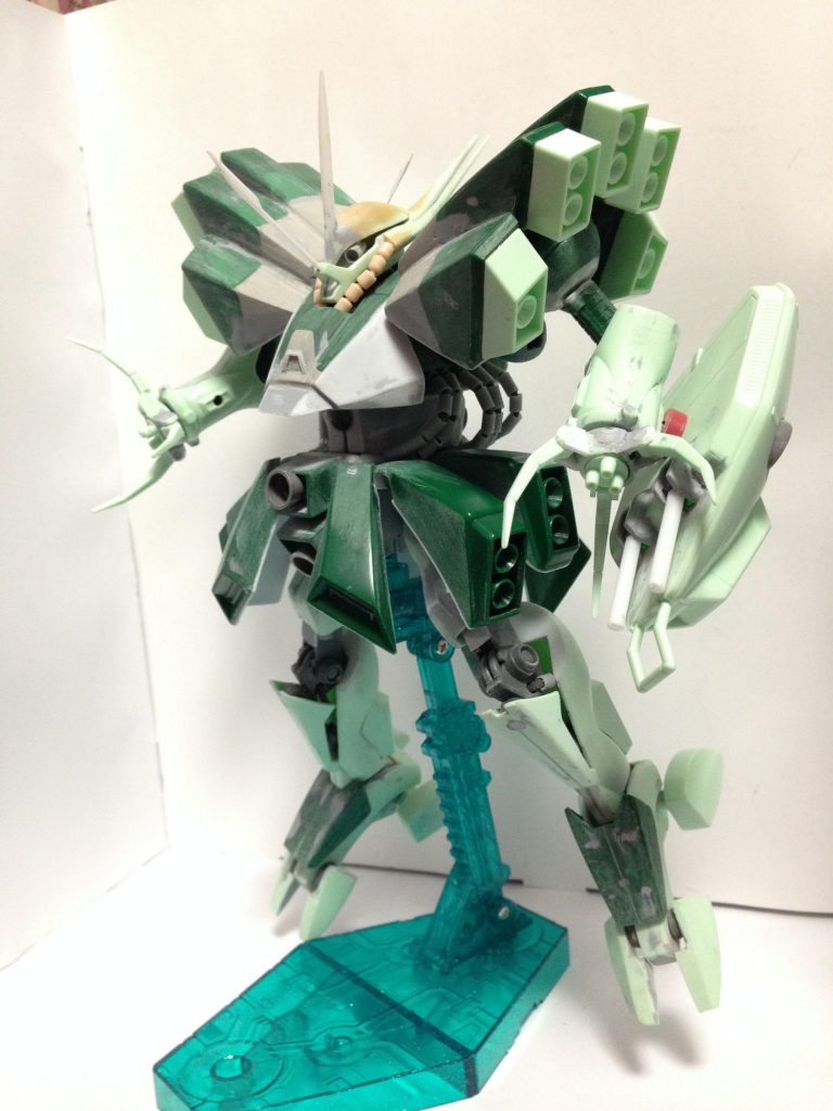 制作途中画像。可動範囲が厳しかったので、全体的にパーツ分割して可動範囲を増やしたり、パテとかで形状変更しました。